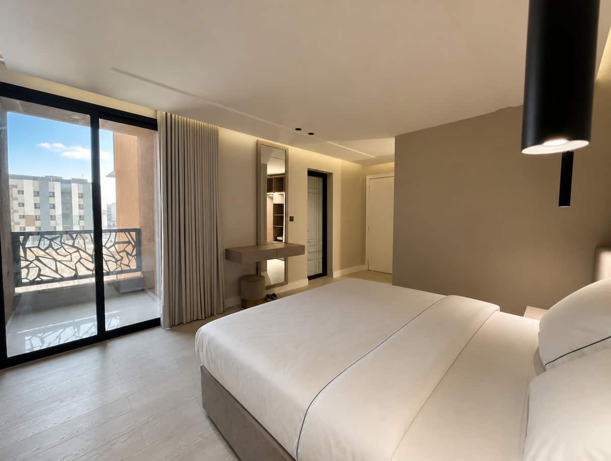 King bedroom with balcony access in the Rihab apartment