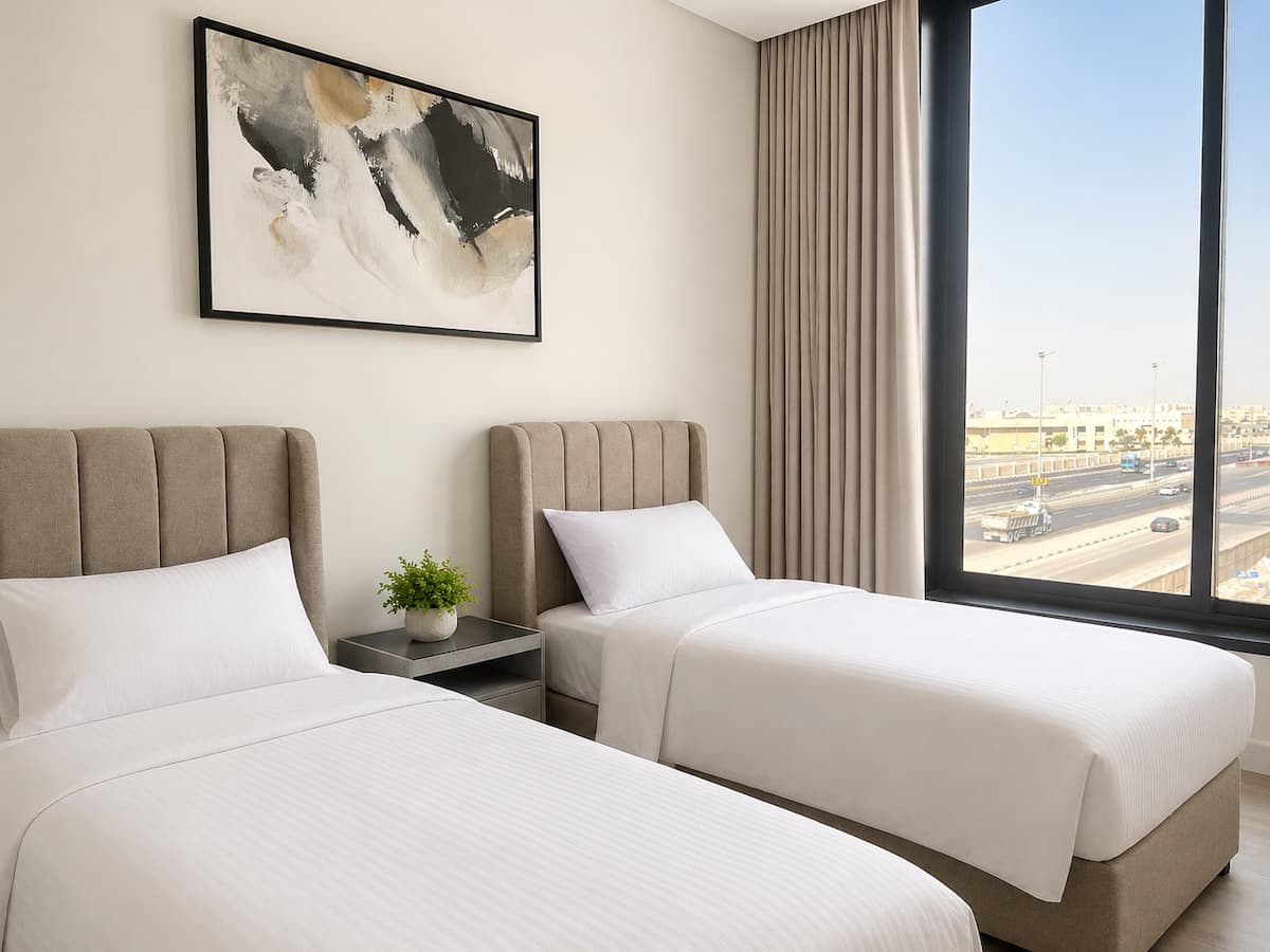 Bedroom with twin beds in the Rihab apartment