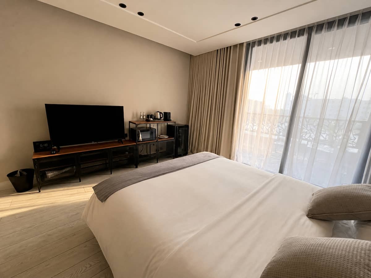 Modern Rihab studio with a balcony near the bridge and sea